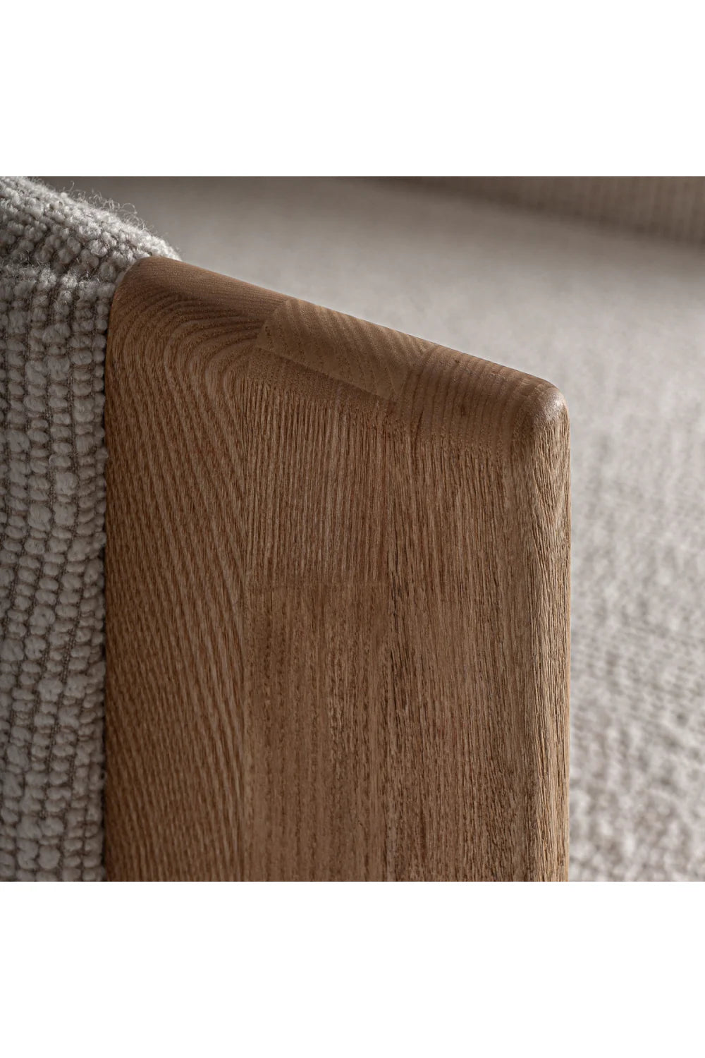 Fauteuil capitonné à accoudoirs en chêne naturel | Vical Home Nara