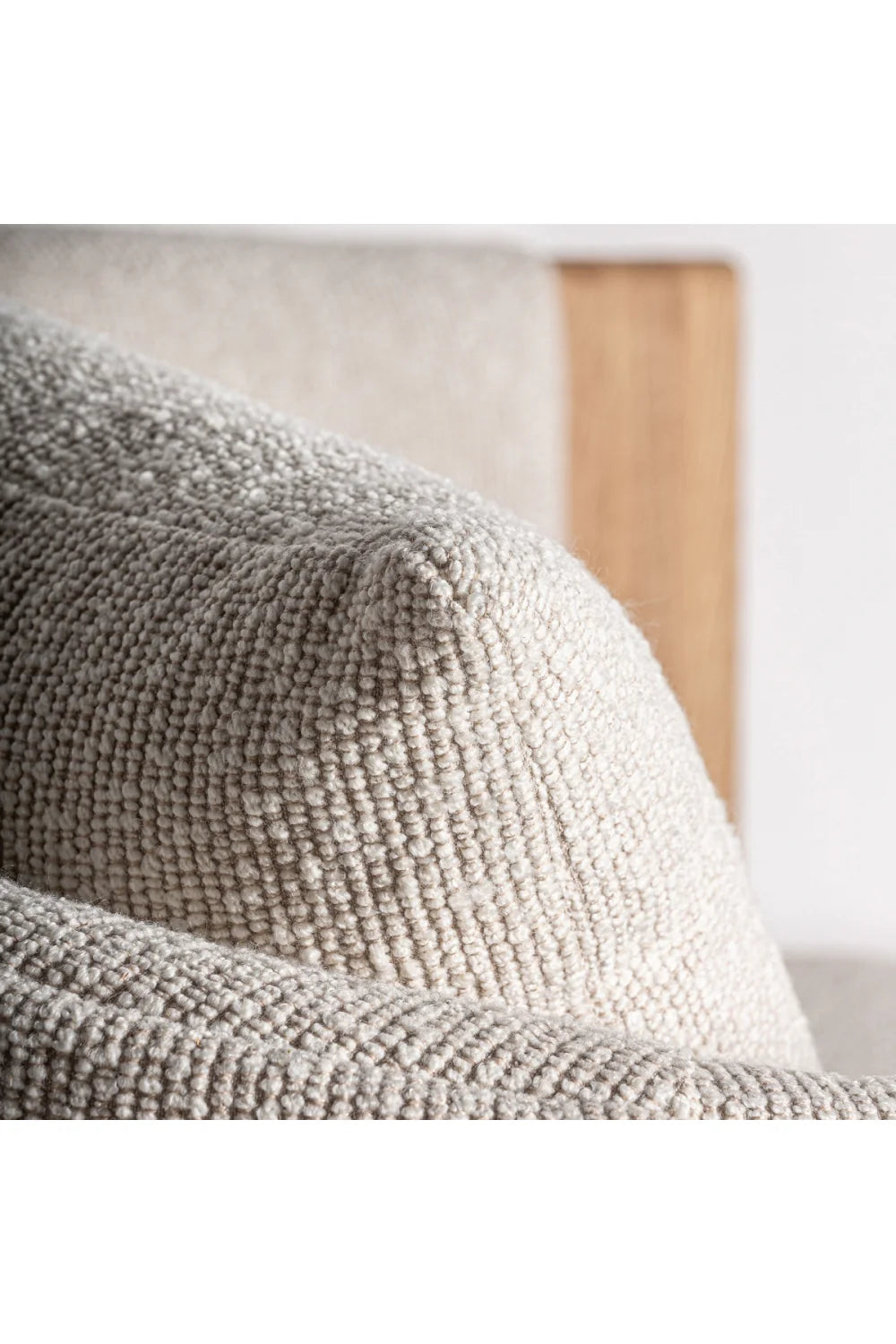 Fauteuil capitonné à accoudoirs en chêne naturel | Vical Home Nara