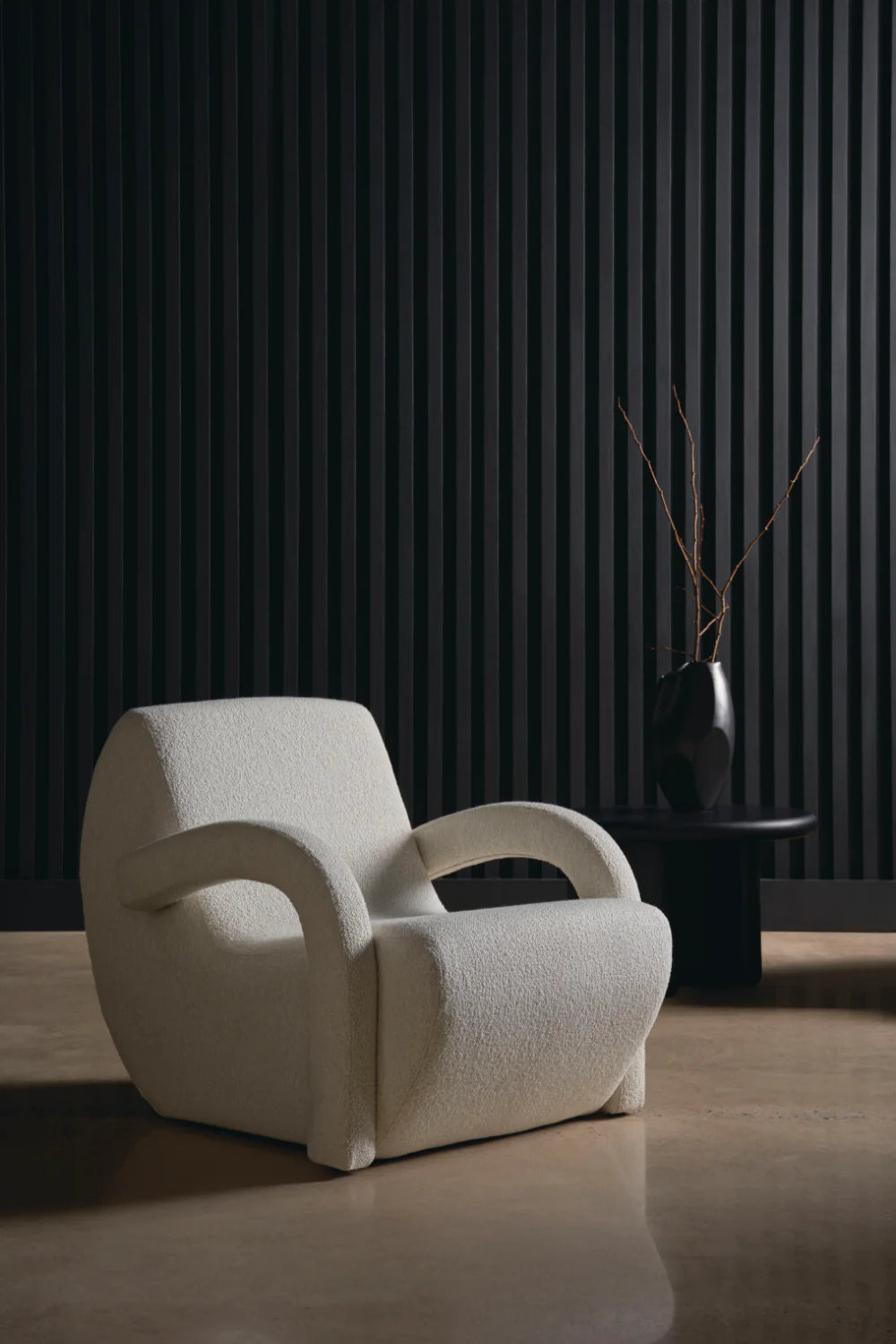 Fauteuil incurvé bouclé crème