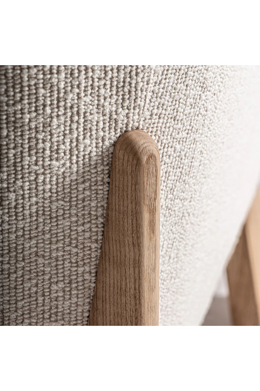Fauteuil capitonné à accoudoirs en chêne naturel | Vical Home Nara