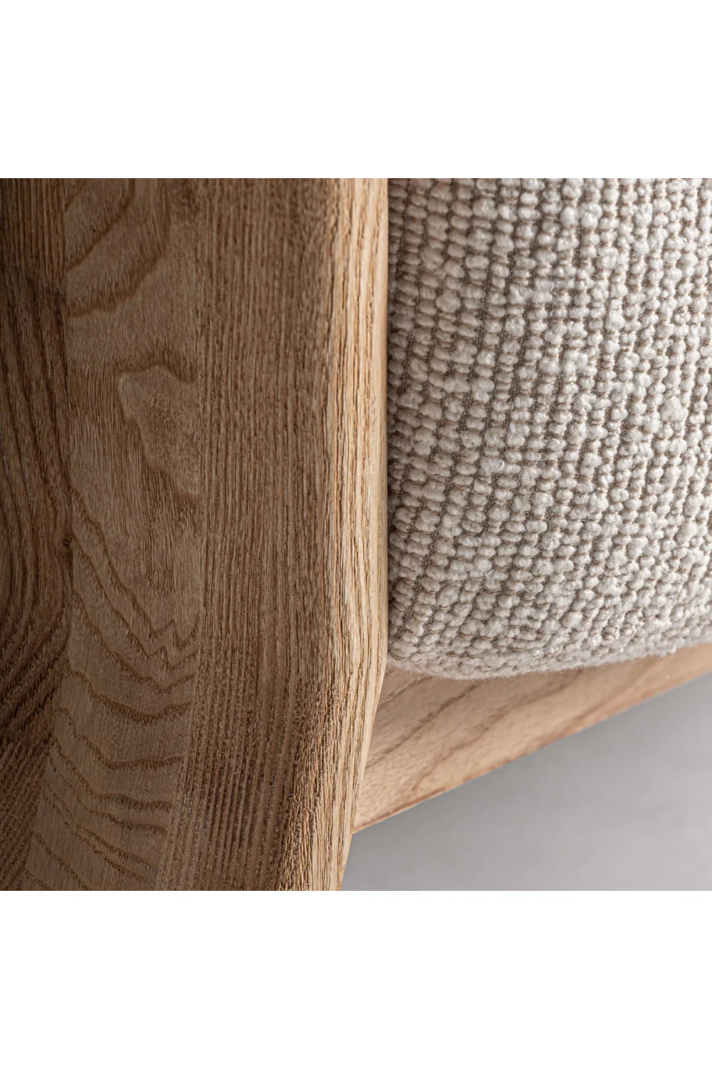 Fauteuil capitonné à accoudoirs en chêne naturel | Vical Home Nara